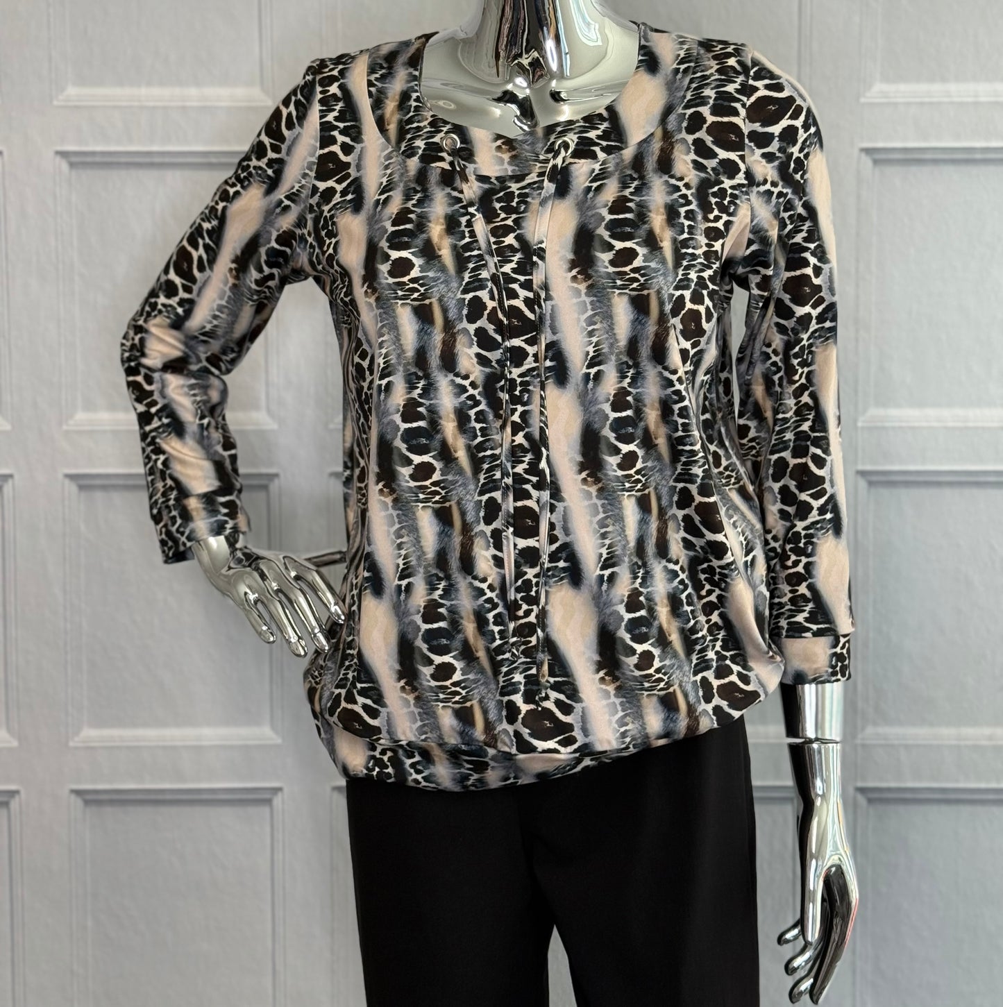 Yew - Black/Beige SnakePrint Top