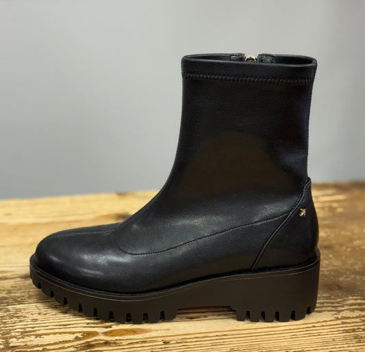 Kate Appleby - ‘Llangefini' Schwarz Boot