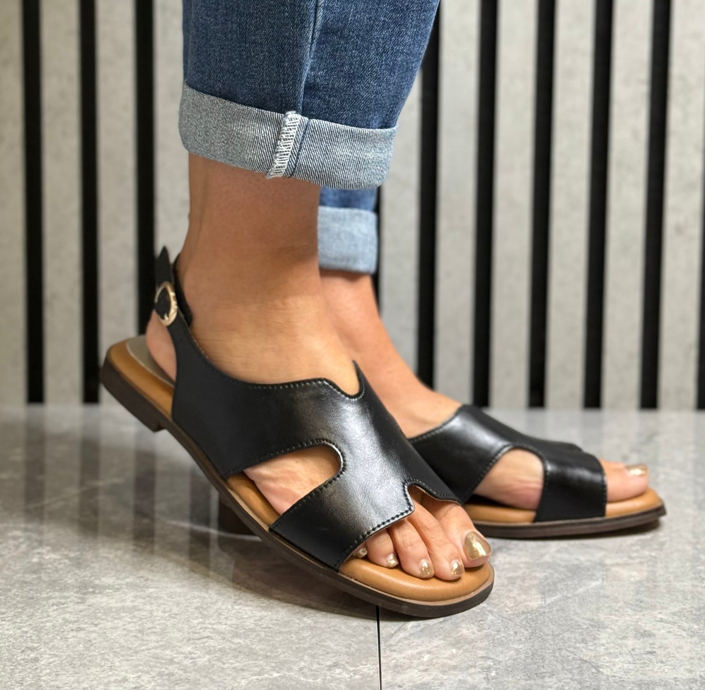 Zanni & Co - 'Husay One' Black Slingback Leather Sandal