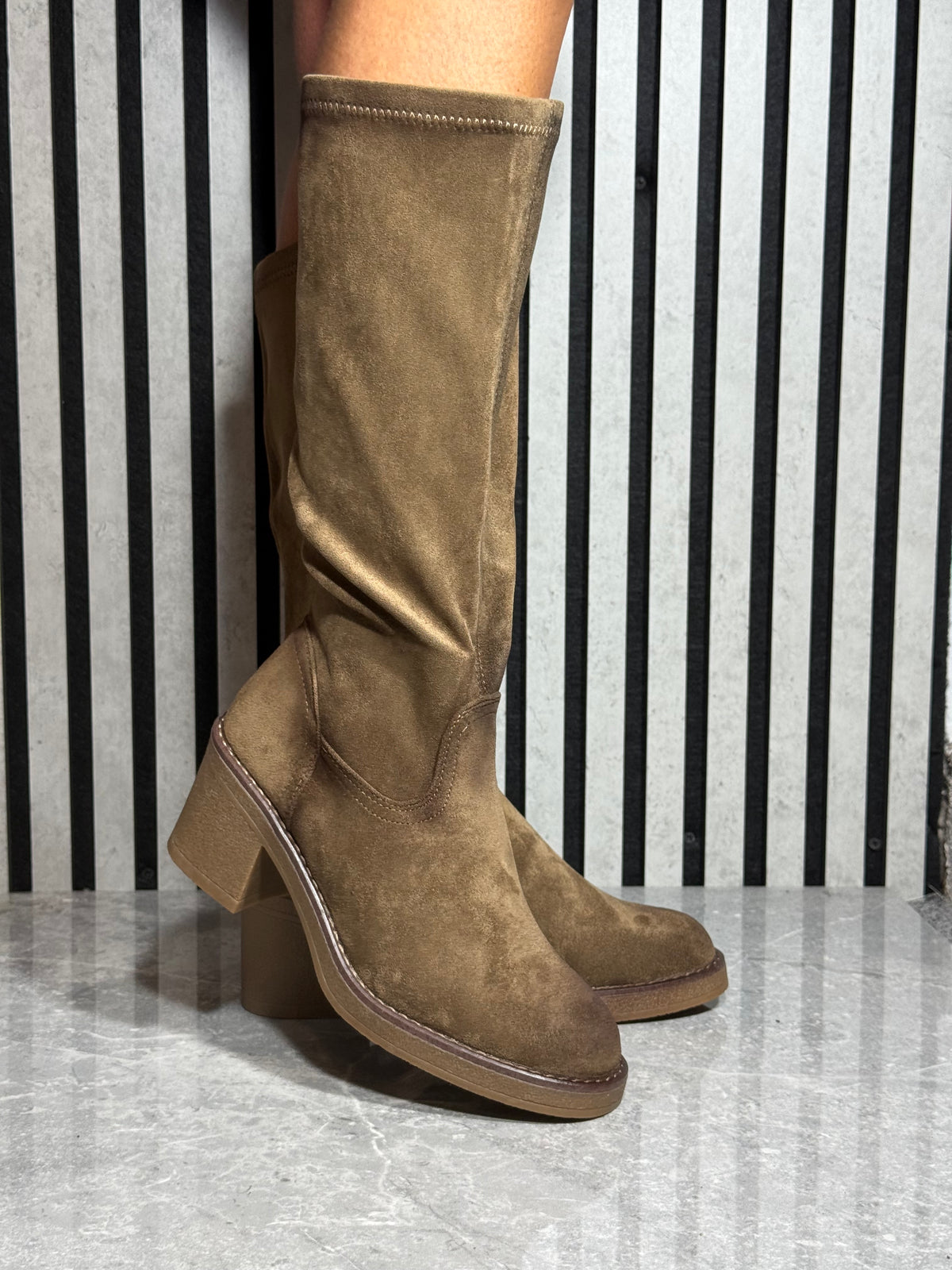 Redz - Biscuit Suede Mid Boot