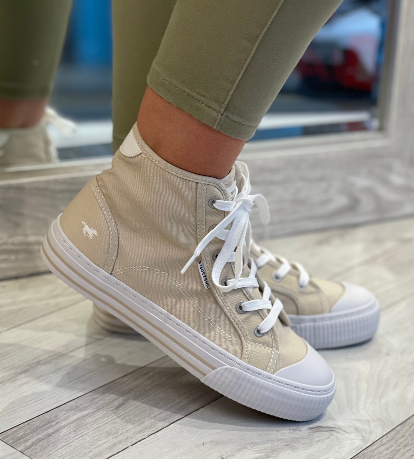 Mustang - Ivory High Top Canvas Trainer