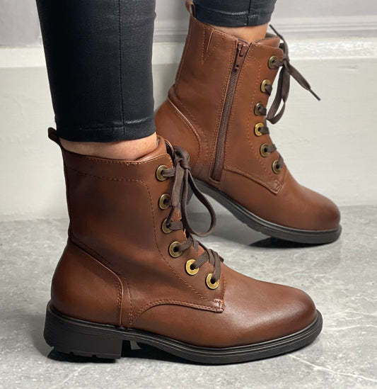 Jana - Cognac Laced Boot