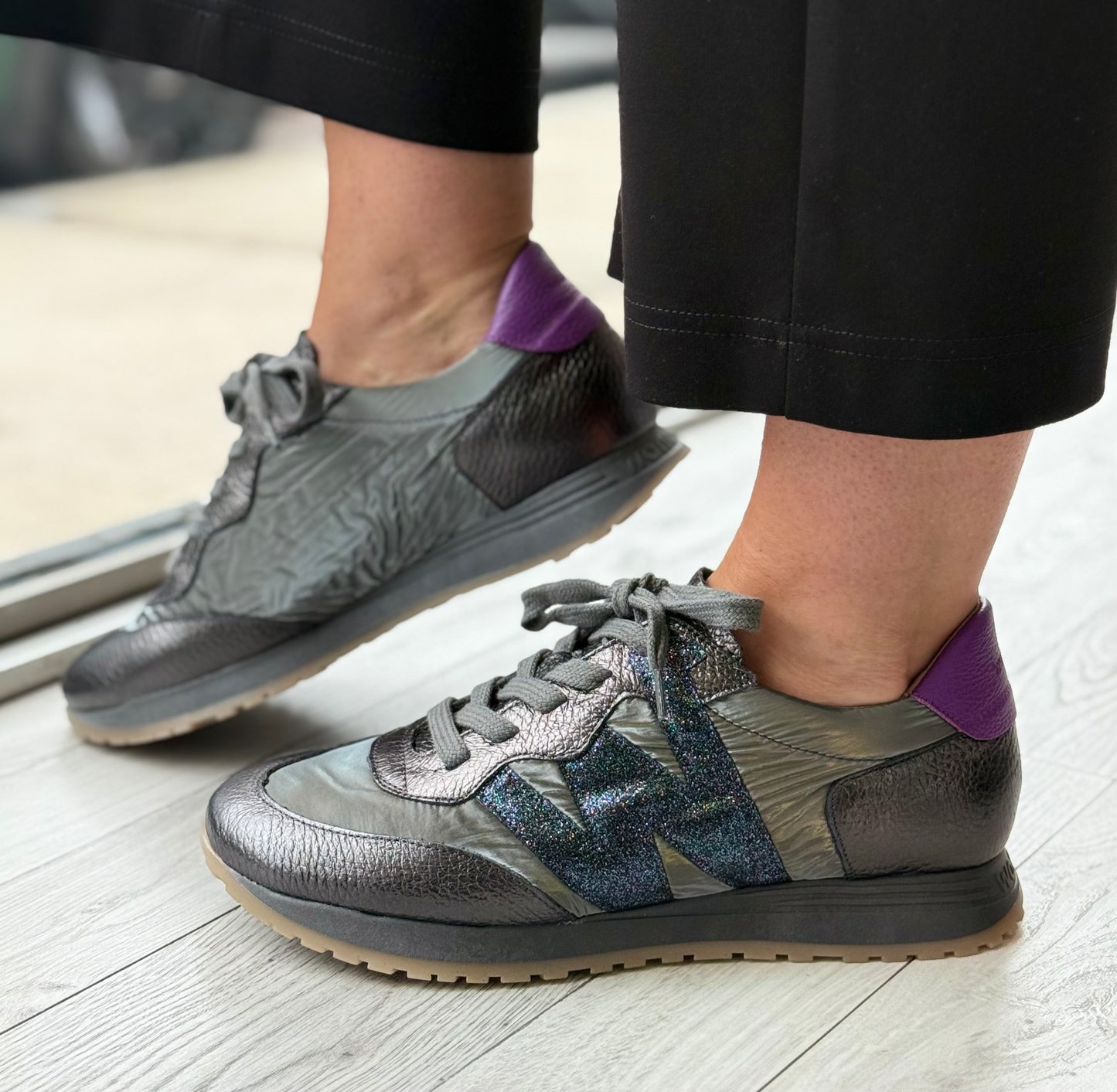 Wonders - A-4810 Grey Metallic Detail Leather Trainer (Plomo/Peltre)