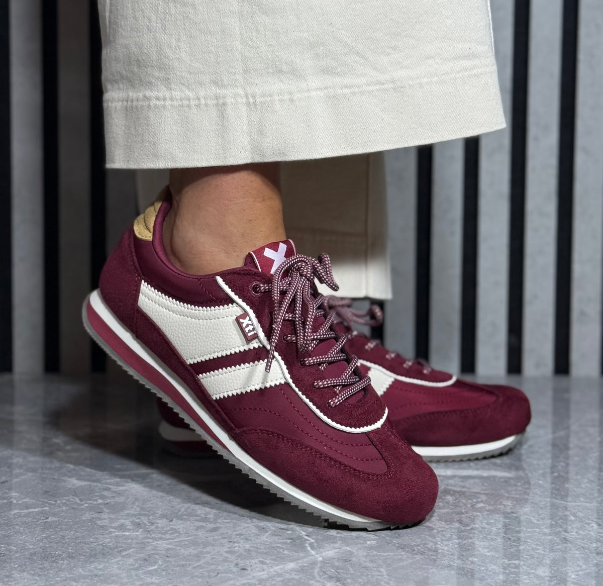 Xti - Burgundy Side Stripe Trainer (146118)