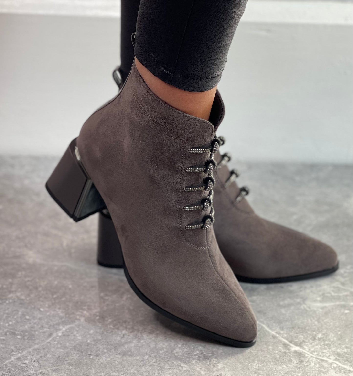 Redz - Grey Suede Detailed Boot