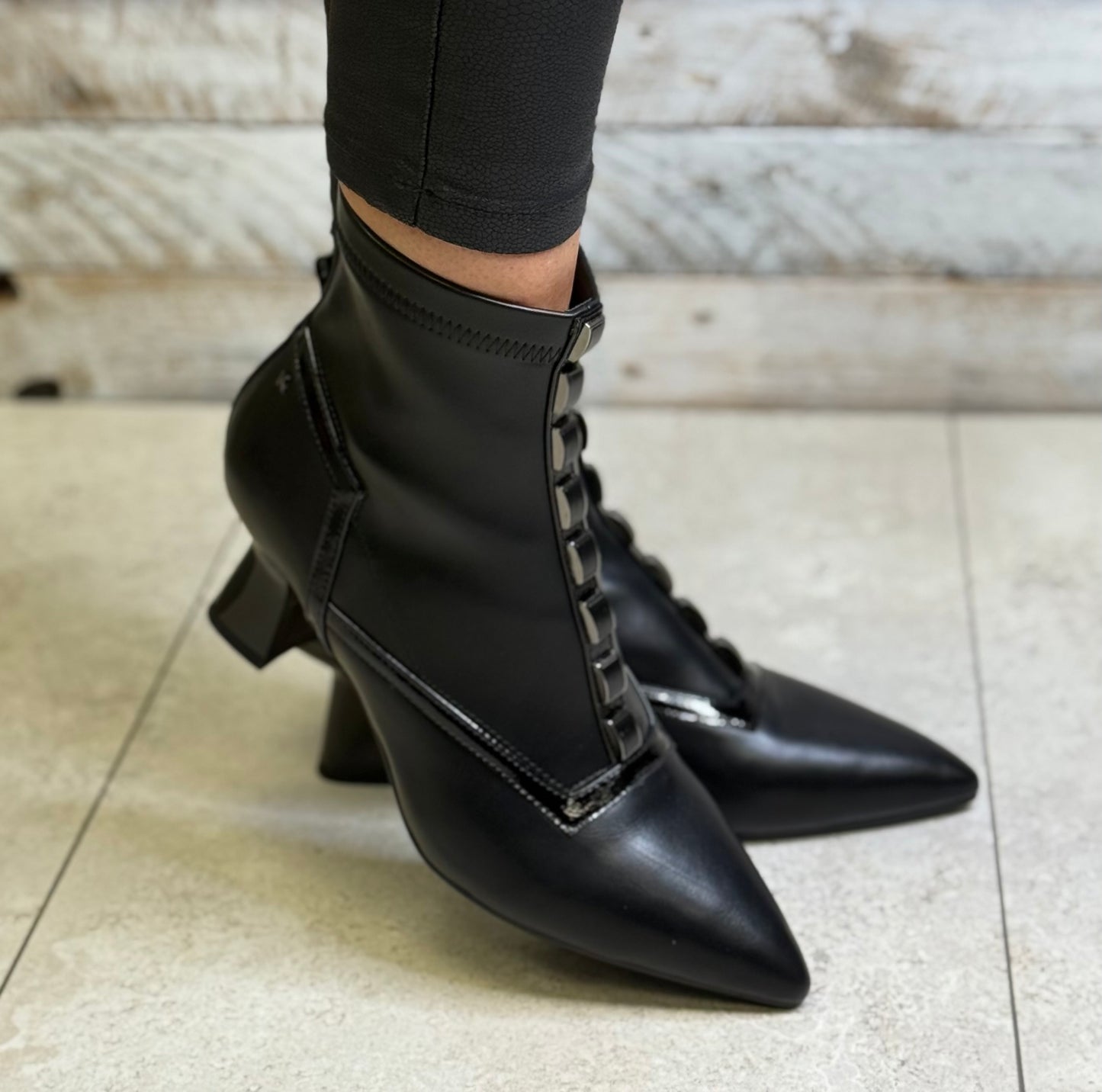 Kate Appleby - ‘Healugh' Schwarz Boot