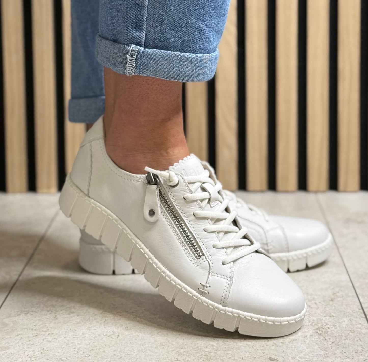 Jana - White Lightweight Trainer