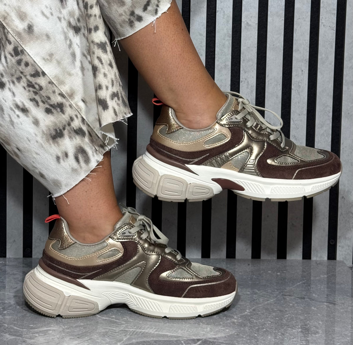 Xti - Brown/Gold Lightweight Trainer (146495)