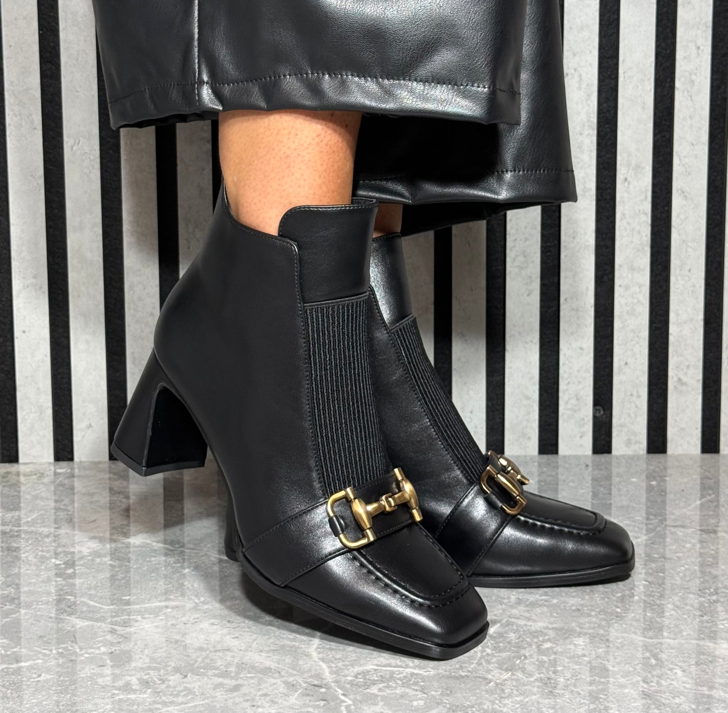 Redz - Black Buckle Detail Leather Heel Boot